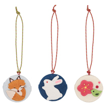 季節の提案商品「香りの根付　きつね／うさぎ／梅」