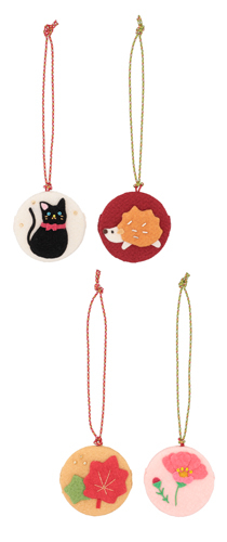 季節の提案商品「香りの根付　黒ねこ／ハリネズミ／紅葉／コスモス」